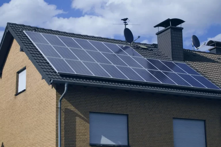 Ejemplos de casas con paneles solares 13