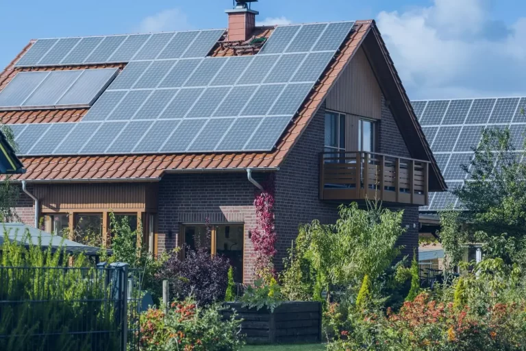 Ejemplos de casas con paneles solares 2