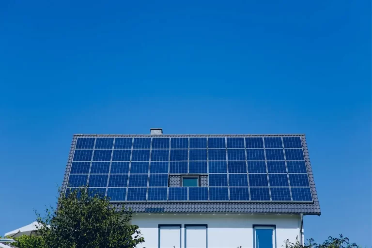 Ejemplos de casas con paneles solares 6