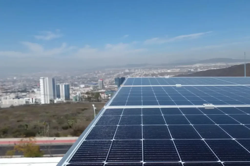 Instalación de paneles cumbres del Cimatario Querétaro