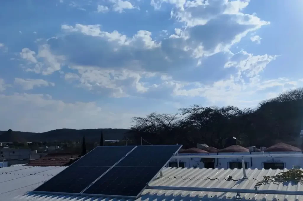 Instalación de paneles solares en empresa de transportes en Tlacote Querétaro